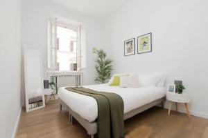 ローマにあるColosseo Terrace Apartmentの白いベッドルーム(大型ベッド1台、窓付)