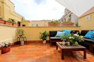 ローマにあるColosseo Terrace Apartmentのリビングルーム(ソファ、テーブル付)