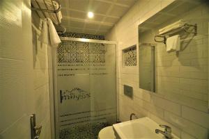 A bathroom at Milyos Hobbit Hotel