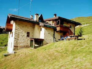 dom na zboczu wzgórza w obiekcie Casa Rainolter w Livigno