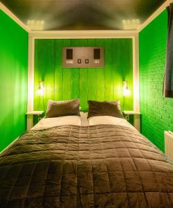 a green bedroom with a bed and two lamps at Child Bungalow FC Mölke Stadium 6 People in Zuna
