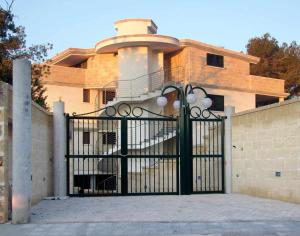 een poort voor een huis met een gebouw bij Residence la Vallona in Spongano