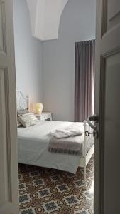 una camera con letto e finestra di B&B Puglia d'aMare a Lizzano
