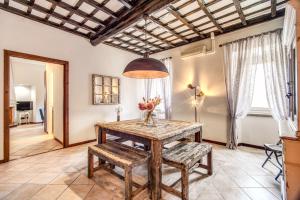 una sala da pranzo con tavolo e panca in legno di La casa nel Borgo di Ostia Antica a Ostia Antica