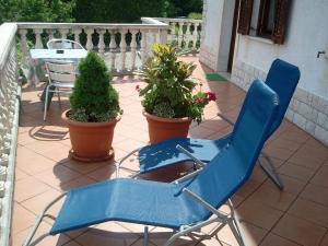 une paire de chaises et de plantes sur une terrasse dans l'établissement Apartments Villa Andreja Opatija, à Opatija