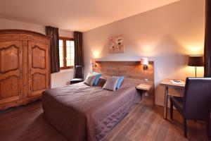 Postel nebo postele na pokoji v ubytování Hôtel de l'Ange