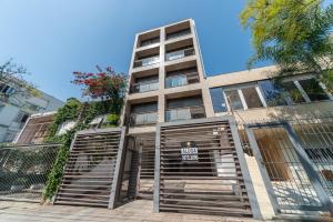 an apartment building with the front doors open at Apartamento Rua Casemiro de Abreu, 199 in Porto Alegre