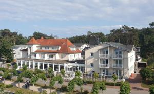 eine Luftansicht eines Gebäudes in der Unterkunft R&R Strandhotel Baabe in Baabe