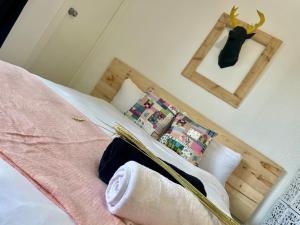 Schlafzimmer mit einem Bett mit rosa Bettwäsche und Kissen in der Unterkunft S_Apartamento in Salou