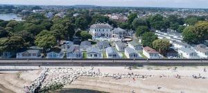 una vista aérea de una playa con casas y gente en Mudeford Beach Lodge en Mudeford