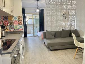 ein Wohnzimmer mit einem Sofa und einer Küche in der Unterkunft S_Apartamento in Salou