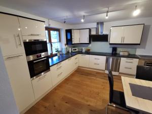A kitchen or kitchenette at Ferienwohnung Magdalena