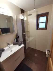 A bathroom at Ferienwohnung Magdalena Még 15 kép