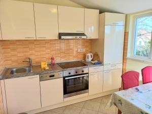 Kuchyň nebo kuchyňský kout v ubytování Apartment Sara + 39 fotografií