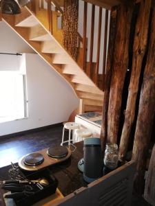 uma cozinha com uma escada de madeira numa casa em D'ici et d'ailleurs em Raids