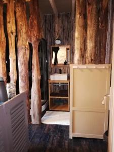 Raids的住宿－D'ici et d'ailleurs，一间带水槽和一些树木的浴室