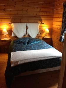 sypialnia z łóżkiem z dwoma lampami po obu stronach w obiekcie Chalet de 3 chambres avec jardin amenage et wifi a Basse sur le Rupt w mieście Basse-sur-le-Rupt