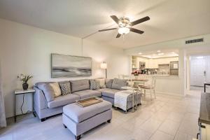 - un salon avec un canapé et un ventilateur de plafond dans l'établissement Coastal Getaway with Porch 1 Block to Beach!, à Saint Augustine