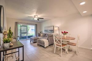 ein Wohnzimmer mit einem Sofa und einem Tisch in der Unterkunft Coastal Getaway with Porch 1 Block to Beach! in St. Augustine