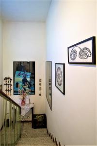 un couloir avec trois photos sur le mur dans l'établissement B&B La mia Oasi, à Comacchio