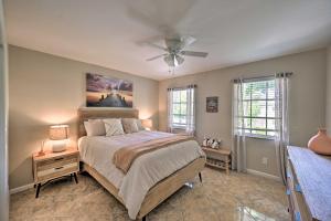 Un dormitorio con una cama y un ventilador de techo. en Naples Condo with Enclosed Balcony and Lake Views!, en Naples