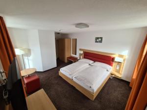 Postel nebo postele na pokoji v ubytování Hotel Stätzerhorn