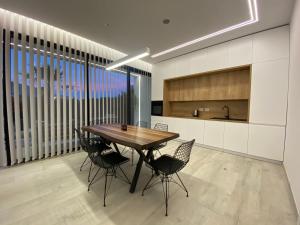 Kuchyň nebo kuchyňský kout v ubytování White Beach Villa 2 - Luxury