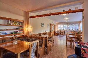 restauracja ze stołami, krzesłami i kanapą w obiekcie Pension Říp w mieście Pec pod Sněžkou