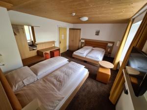 Postel nebo postele na pokoji v ubytování Hotel Stätzerhorn + 37 fotografií