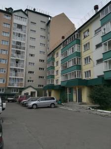 アンガルスクにあるApartament 32 micro-distrit 5/4の建物の前に車を駐車した駐車場
