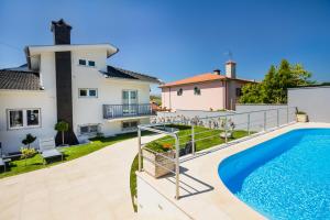 an image of a house with a swimming pool at Casa de Monsanto | Lamego in Lamego
