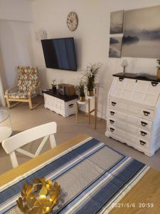salon z telewizorem i komodą w obiekcie Bajamar 13, vistas desde la azotea, wifi gratis w mieście Nerja