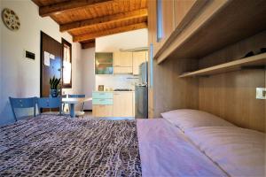 Il comprend une chambre avec un grand lit et une cuisine. dans l'établissement B&B La mia Oasi, à Comacchio