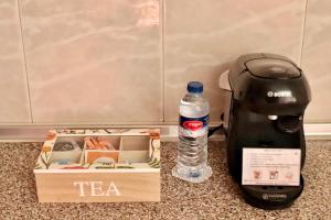 a bottle of water and a blender on a counter at Apartamento El Jazmín in Grazalema