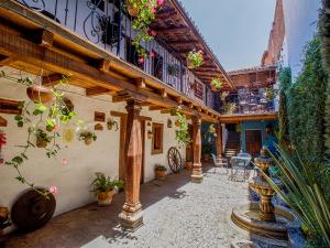 een patio met potplanten en een balkon bij Hotel Mi Pueblito by Rotamundos in Tapalpa