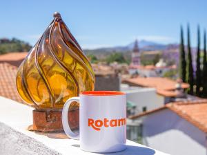 een koffiekopje en een vaas op een richel bij Hotel Mi Pueblito by Rotamundos in Tapalpa