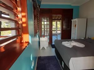 um quarto com uma cama e uma secretária num quarto em CASA DANIEL em Caucaia