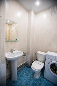 チュメニにあるApartment on Maksima Gorkogo 10のバスルーム(トイレ、洗面台、洗濯機付)