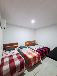 1 dormitorio con 2 camas en una habitación en Casa com Wi-Fi e lazer em Porto de Pedras - AL, en Tatuamunha