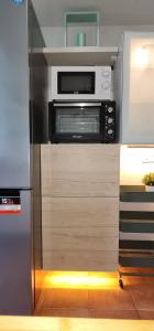 a microwave oven sitting on top of a kitchen counter at Apartamento Chay in Málaga