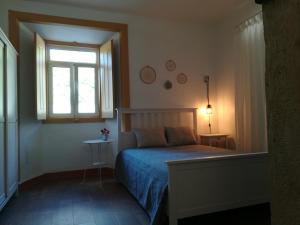 a bedroom with a bed and a window at Villa Rominha Alvaiázere - Casa do Canteiro in Alvaiázere +25 photos