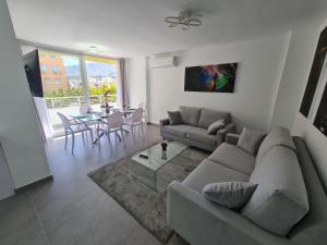 Ruang duduk di Modern 3 Bedroom Luxury Apartment in Torremolinos