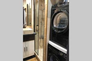 una lavatrice e asciugatrice in una cucina con specchio di Studio TMB - Le Praz de Lys a Le Praz de Lys