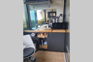 una cocina con encimera en una casa pequeña en Magnifique Studio Cassis, en Cassis