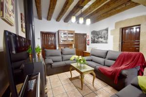 sala de estar con sofá y mesa en CASA RURAL EL ULTIMO CARRETERO en Molinos de Duero