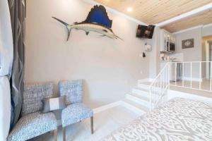 uma sala de estar com um peixe na parede em Inn at Camachee Harbor View 14 em Saint Augustine
