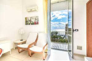 ジェーラにあるAurora Residenceの海の景色を望むバルコニー付きの客室です。