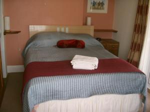 A bed or beds in a room at Paths End