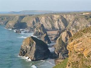 Una vista del océano con un montón de rocas en Paths End, en Port Isaac