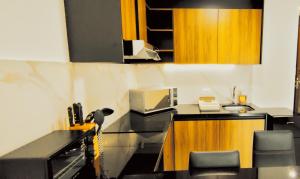 a kitchen with a counter top and a microwave at Private Garzonier Las Palmas in Santa Cruz de la Sierra